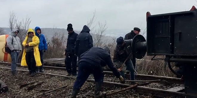 Из шина испала дизалица која је требало да уклони цистерне са амонијаком