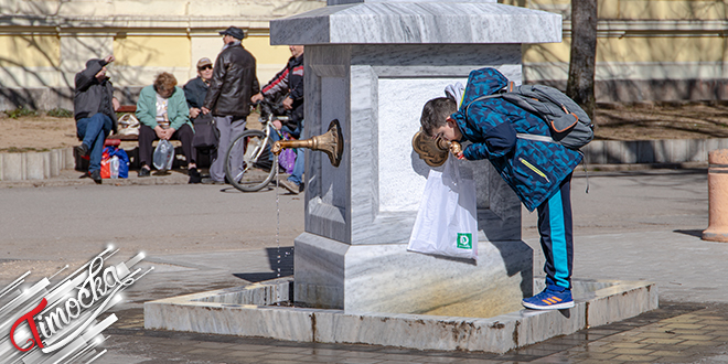 Дечак пије воду са артеске чесме на Тргу ослобођења у Зајечару