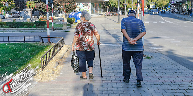 Град Зајечар — Старији људи шетају