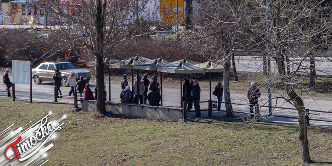 Град Бор – Улица, људи шетају, чеају аутобус