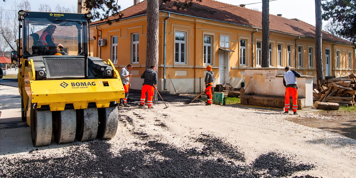 Радови на уређењу дворишта у школи у Минићеву