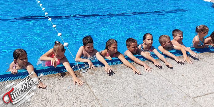 Школа пливања на Градском базену у Зајечару