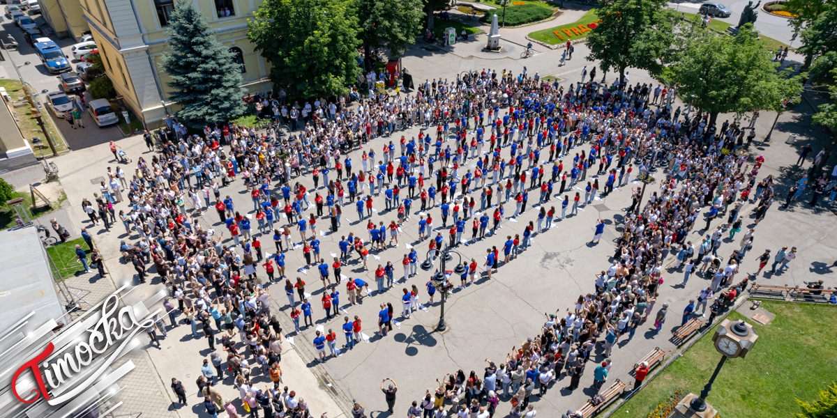 Зајечарски матуранти традиционално заплесали у центру града